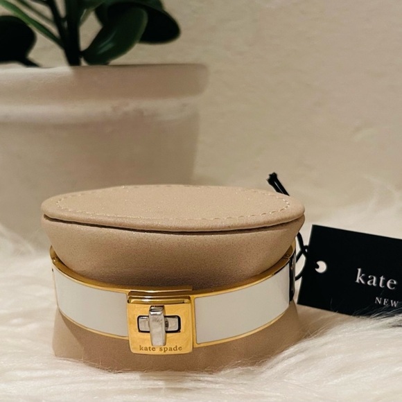 Kate spade Phoebe enamel turnlock white gold bracelet 🤍 NWT - Picture 1 of 4